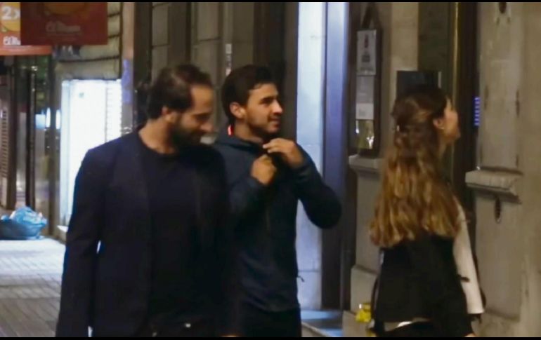 Imagen tomada de un video en el que aparecen Oswaldo Alanís (derecha) y su representante (izquierda) caminando por las calles de Oviedo. ESPN