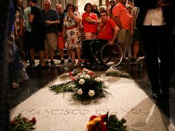 Franco, que murió en 1975, está enterrado en la nave central de la basílica bajo una lápida de 1.5 toneladas. AP / A. Comas