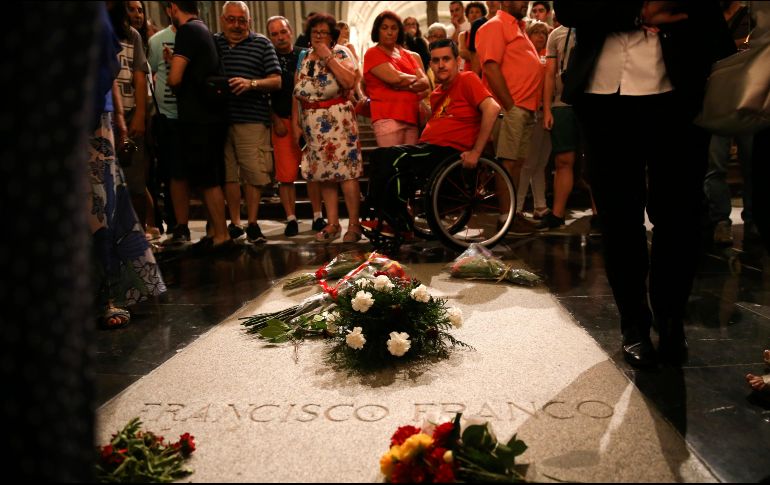 Franco, que murió en 1975, está enterrado en la nave central de la basílica bajo una lápida de 1.5 toneladas. AP / A. Comas