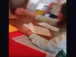 En el video se observa a la maestra afirmar que los libros serían entregados primeramente a los niños cuyos padres ya habían hecho la ''aportación voluntaria''. ESPECIAL / YouTube
