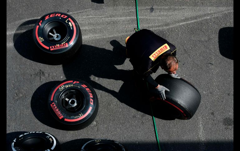 Un técnico labora en llantas Pirelli durante la primera sesión de prácticas libres del Gran Premio de Fórmula 1 de Bélgica, en Spa. AFP/J. Thys