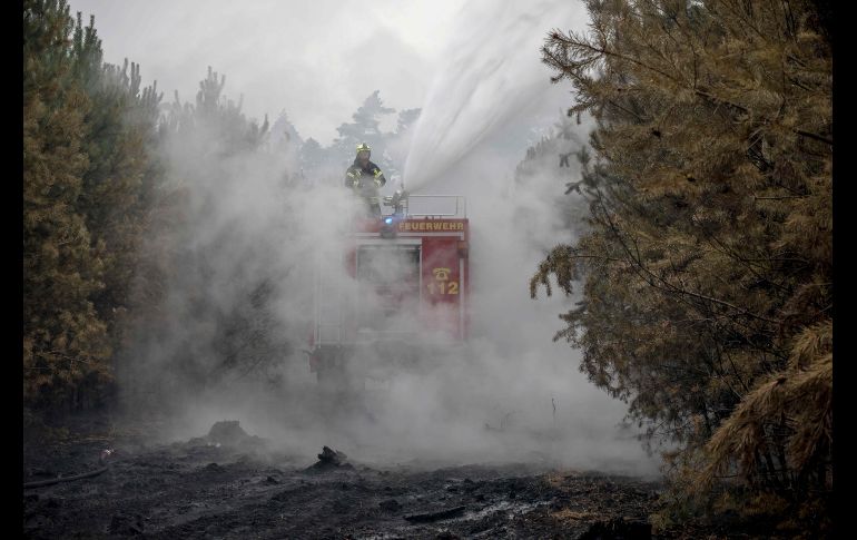Bomberos intentan apagar un incendio forestal en Treuenbrietzen, Alemania. AFP/DPA/M. Kappeler