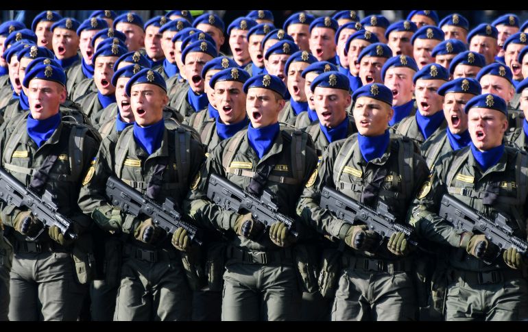 Militares marchan en Kiev, Ucrania, durante un desfile por el Día de la Independencia. Ucrania se independizó de la Unión Soviética hace 27 años. AFP/G. Savilov