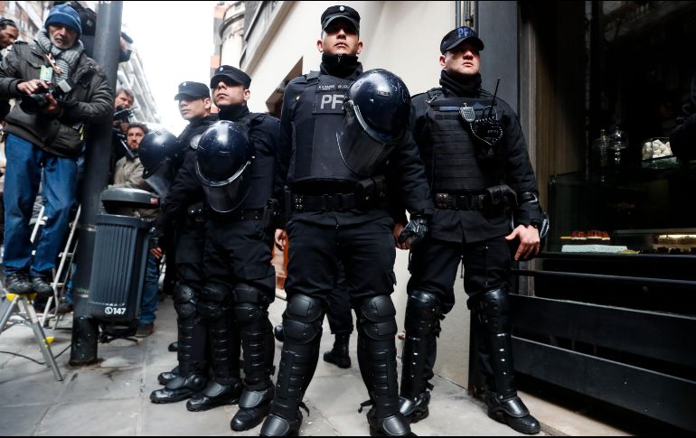 Autoridades cumplieron con su labor en medio de protestas. EFE/D. Fernández