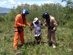 Derivado de lo anterior se requirió al apoyo del grupo aéreo de la UEPCBJ, quienes a bordo del Helicóptero del Escuadrón Táctico-Aéreo de la Fiscalía General del Estado, comenzaron la localización de la mujer vía aérea. EPECIAL/ Protección Civil Jalisco