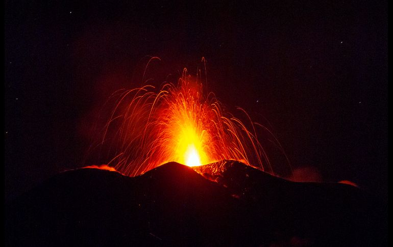 El volcán Etna en Sicilia, Italia, arroja lava en la madrugada. El volcán, que inicialmente 