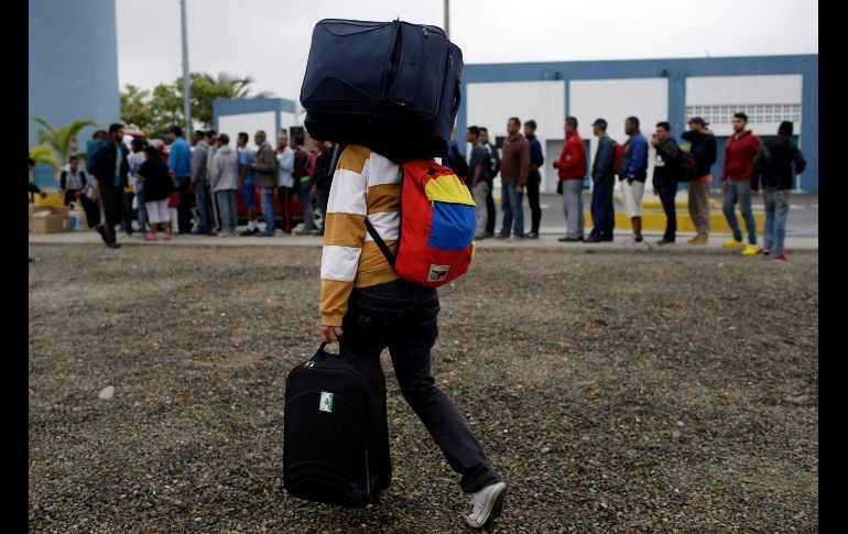 Para llegar a Perú, los migrantes realizan largas caminatas en algunos tramos, cargando mochilas o arrastrando maletas y bultos con ropa y alimentos.