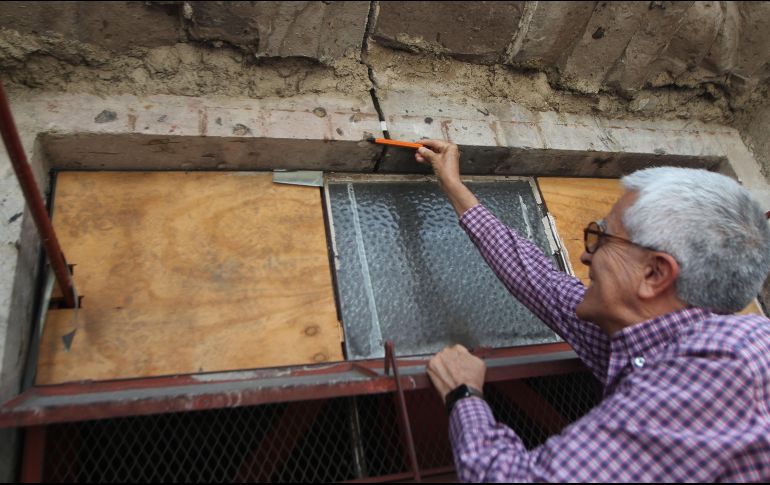 Un experto en restauración de monumentos muestra una de las afectaciones en el templo. EL INFORMADOR/E. Barrera