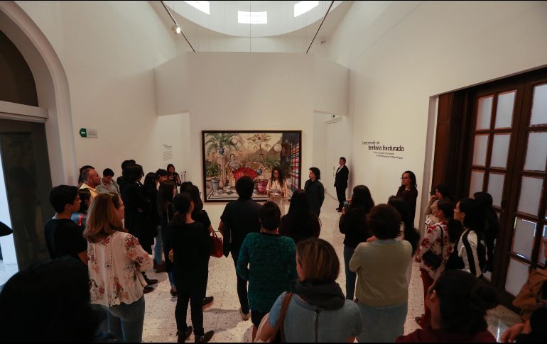 Amanda de la Garza ofreció un recorrido para adentrar al espectador en el arte contemporáneo a través de la exposición “Lecturas de un territorio fracturado”. EL INFORMADOR/G. Gallo