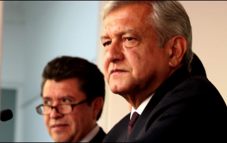Se trata de una atención con López Obrador (d); 