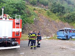 El camión cayó a un camino lateral a la autopista 20 metros más abajo. AFP/CORTESÍA