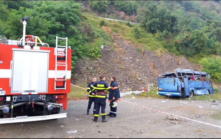 El camión cayó a un camino lateral a la autopista 20 metros más abajo. AFP/CORTESÍA