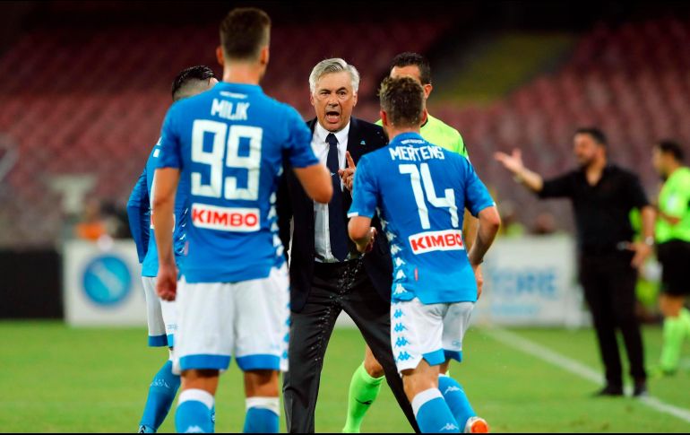 El entrenador del Nápoles, Carlo Ancelotti, habla con sus jugadores durante el encuentro. AP/A. Garofalo