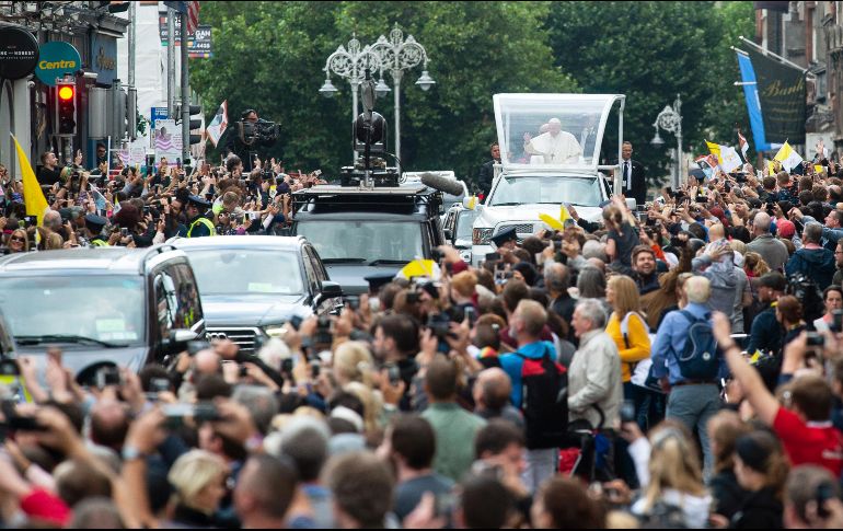 El Papa Francisco (c) saluda a la multitud mientras recorre las calles de Dublin. EFE/W. Oliver