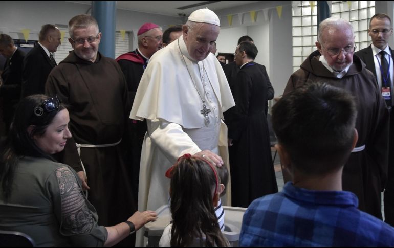 El Papa Francisco (C) se reúne con fieles durante su visita a un refugio para personas sin hogar, en Dublin. EFE/T. Fabi