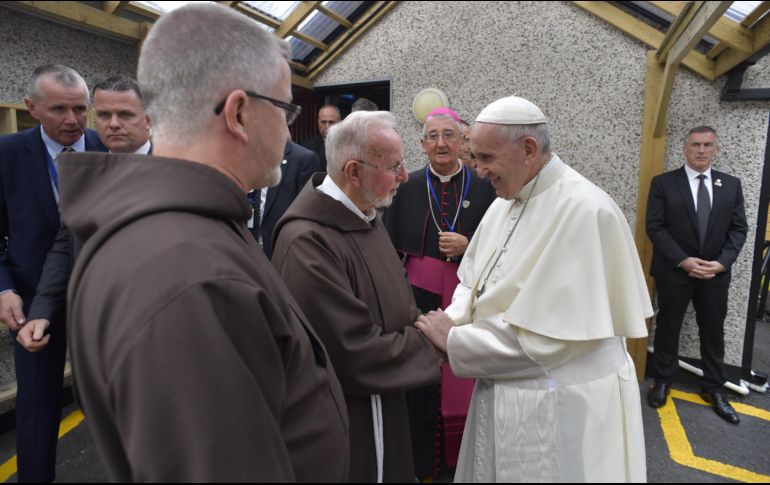 El Papa Francisco saluda a varios monjes capuchinos en Dublin. AFP/OSSERVATORE ROMANO