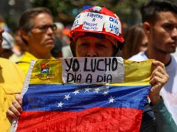 Manifestantes opositores gritan consignas durante una protesta contra las medidas económicas del gobierno. EFE/C. Hernández