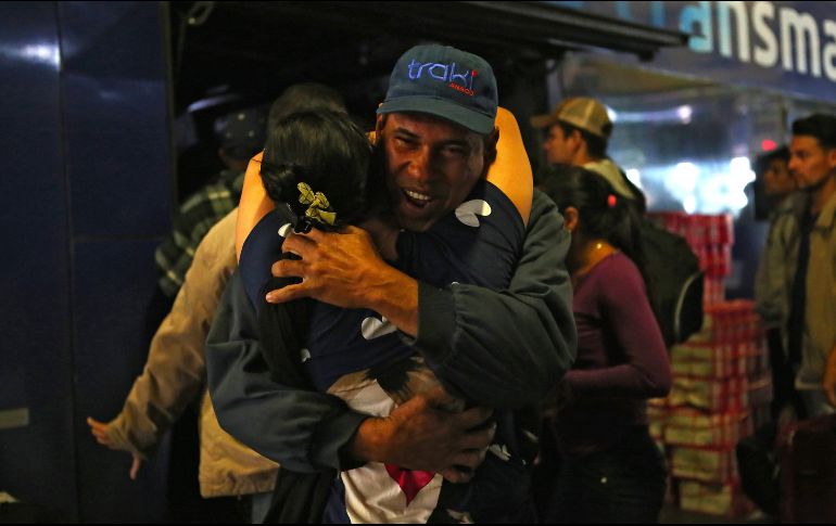 Inmigrantes venezolanos se abrazan en la terminal de autobuses, en el norte de Lima. AFP/T. Bizca