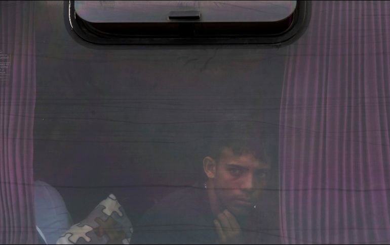 Un migrante venezolano mira desde detrás de la ventanilla de un autobús mientras continúa su viaje en Tumbes. AP/M. Mejía