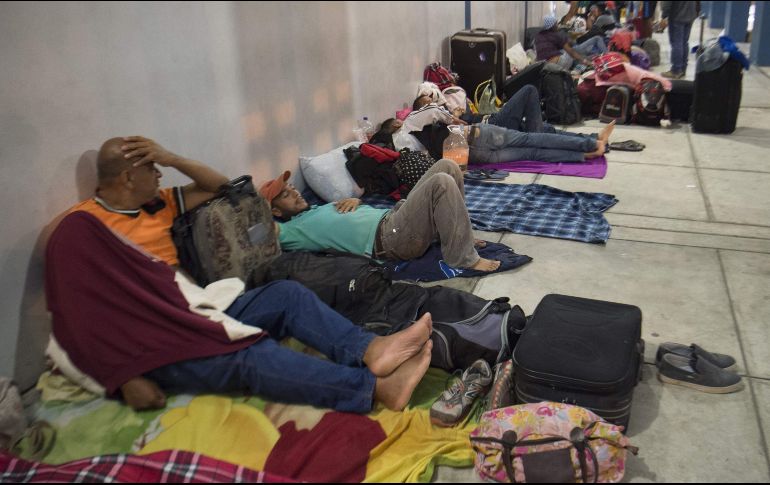 Varios venezolanos pasan la noche durmiendo en la acera del centro de atención de la frontera binacional (CEBAF) en Tumbes, al norte de Perú. AFP/C. Bouroncle