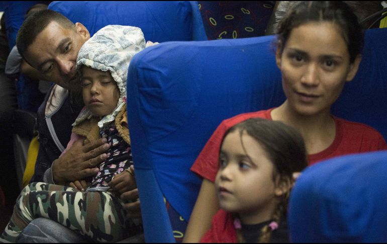 Los venezolanos viajan en autobús en el sur de Ecuador hacia la frontera con Perú. AFP/C. Bouroncle
