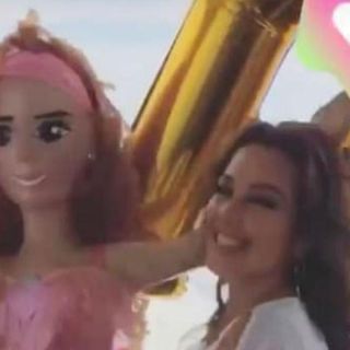 Fanáticos le regalan piñata "Tikitiki" a Thalía por su cumpleaños