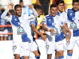 Guzmán (I) celebra tras anotar de cabeza el primer gol de los Tuzos. EFE/D. Martínez