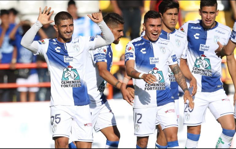 Guzmán (I) celebra tras anotar de cabeza el primer gol de los Tuzos. EFE/D. Martínez