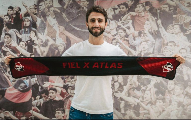 Nicolás Pareja posa con la bufanda de los rojinegros, luego de estampar su firma. @ATLAS_FC