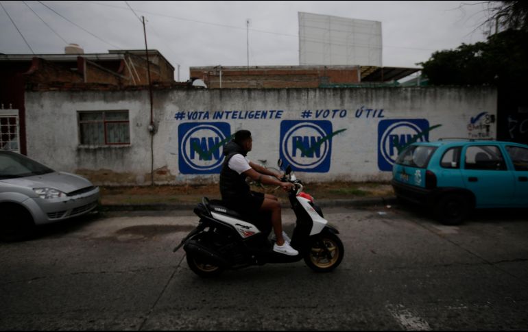 INCUMPLIMIENTO. En la calle Pitágoras, esquina con Javier Mina, todavía se observan pintas en bardas con publicidad electoral. EL INFORMADOR / F. Atilano