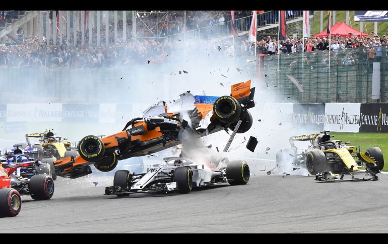 El auto del español Fernando Alonso, de McLaren, se eleva luego de fuera golpeado por el monoplaza de alemán Niko Hulkenberg, de Renault, afectando asimismo al monegasco Charles Leclerc, de Sauber, durante el Gran Premio de Fórmula 1 de Bélgica, disputado en Spa. AP/G. Vanden Wijngaert