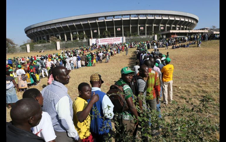 Habitantes hacen fila para entrar al estadio para la ceremonia de toma de protesta del presidente de Zimbabue, Emmerson Mnangagwa, en Harare. AP/T. Mukwazhi