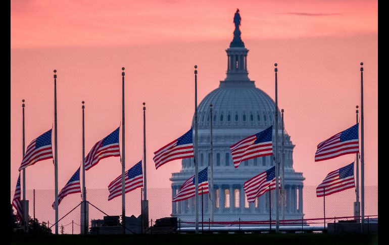 Banderas ondean a media asta en Washington, DC, en honor del senador republicano John McCain, quien falleció ayer a los 81 años. AP/J. Ake