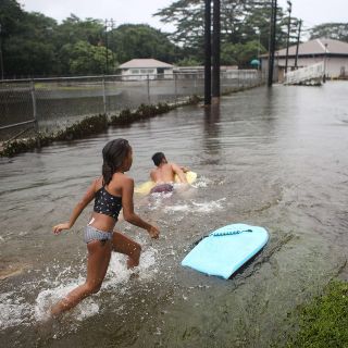 Huracán "Lane" se aleja de Hawái; persiste riesgo de graves inundaciones