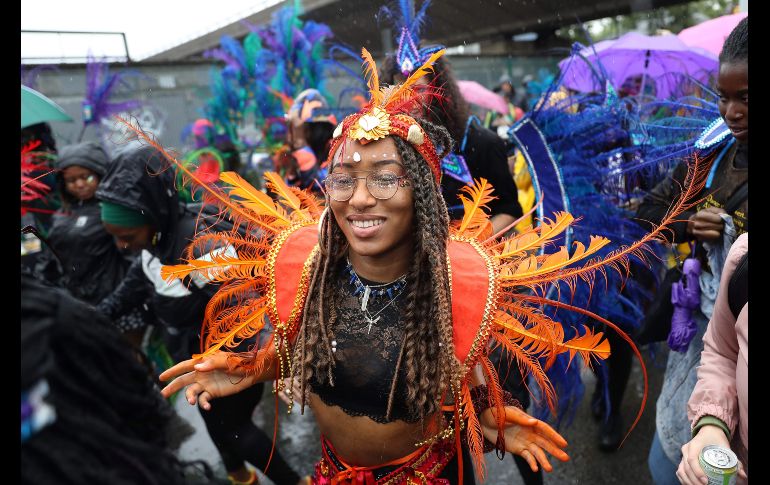 Una mujer baila en el desfile del carnaval de Notting Hill en Londres, Inglaterra. Los dos días del carnaval atraen a cerca de un millón de personas. AFP/D. Leal-Olivas