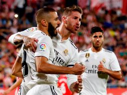 Sergio Ramos (C) celebra tras anotar de penalti el 1-1 momentáneo. AFP/P. Barrena