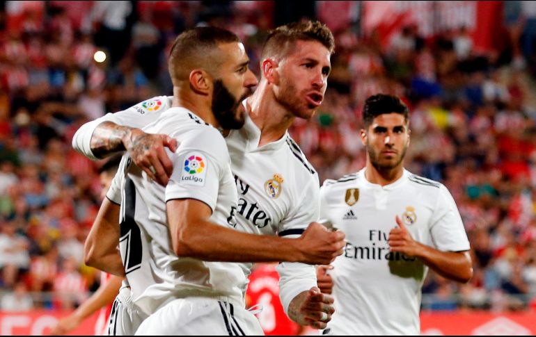 Sergio Ramos (C) celebra tras anotar de penalti el 1-1 momentáneo. AFP/P. Barrena