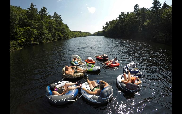 Un grupo de amigos se pasean en el río Saco en Buxton, estado de Maine. AP/R. Bukaty