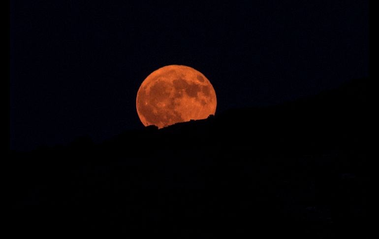 La Luna llena se eleva sobre Protaras, Chipre, en el mar Mediterráneo. AP/P. Karadjias