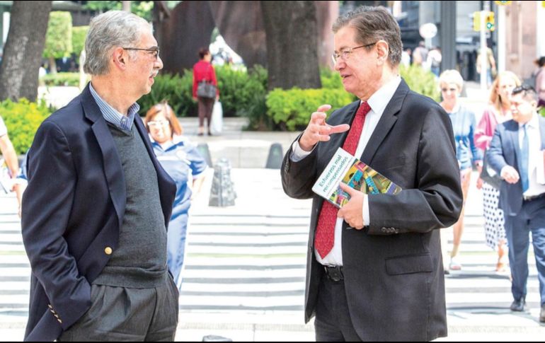 Santiago Levy con Enrique Quintana en Paseo de la Reforma. EL FINANCIERO/E. Ortiz