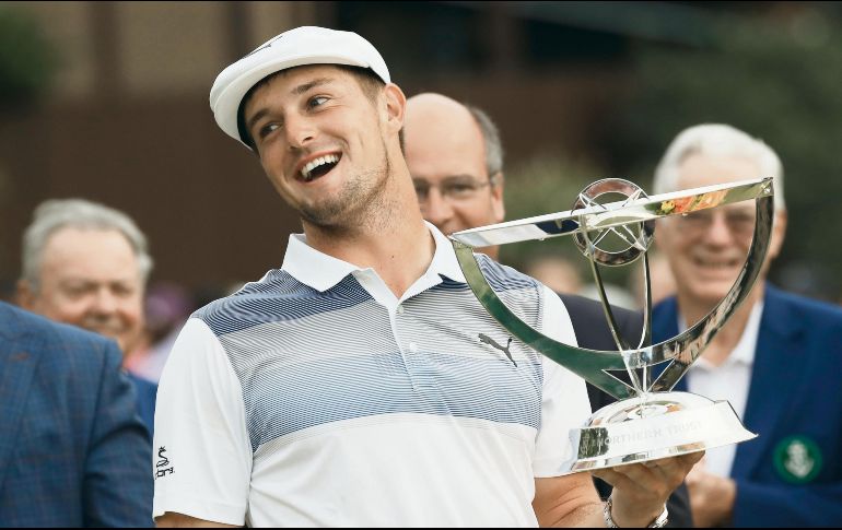 Bryson DeChambeau posa con su trofeo de campeón tras ganar el Northern Trust. AFP