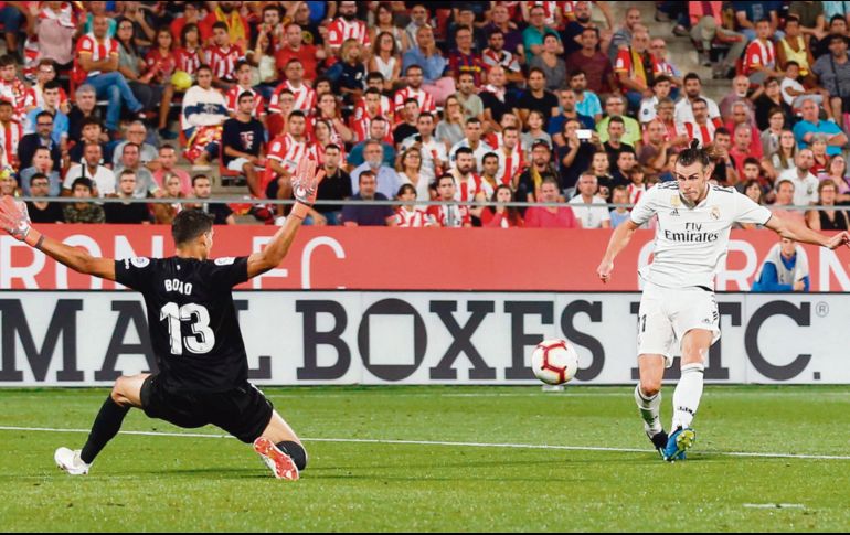 Gareth Bale (derecha) vence al arquero del Girona, Bono, para conseguir el tercer gol del Real Madrid.
