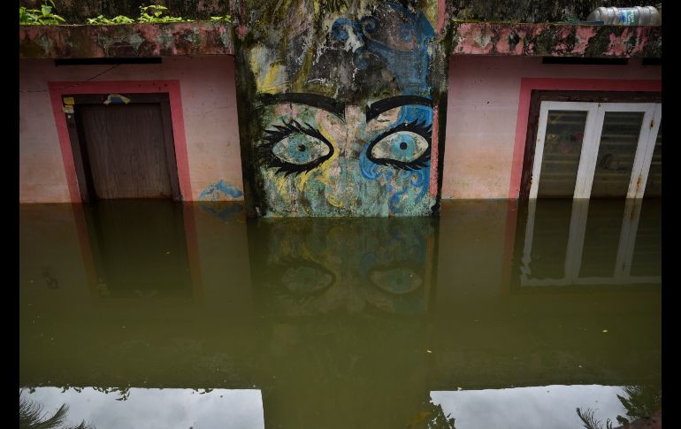 Una casa parcialmente sumergida se ve en Kuttanad, en el estado indio de Kerala. Las inundaciones por las lluvias de temporal han dejado al menos 300 muertos y 800 mil personas desplazadas. AP/R S Iyer