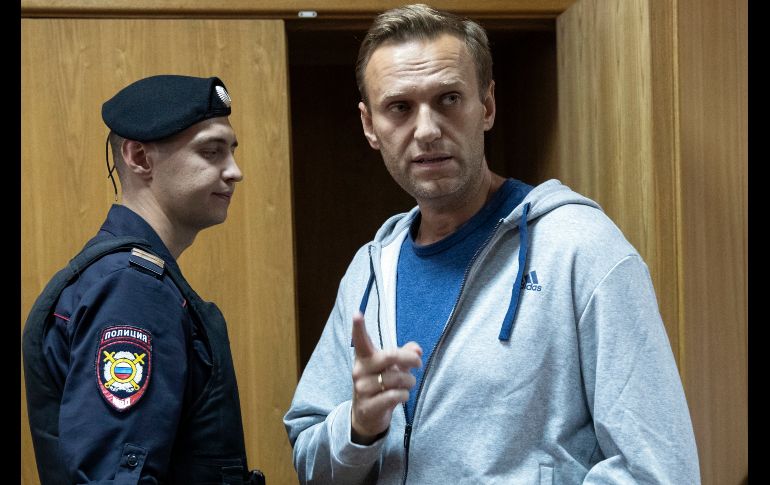 El líder opositor ruso Alexei Navalny (d) habla en una corte en Moscú. Navalny fue condenado a 30 días de cárcel por violar las leyes de protestas públicas. AP/P. Golovkin