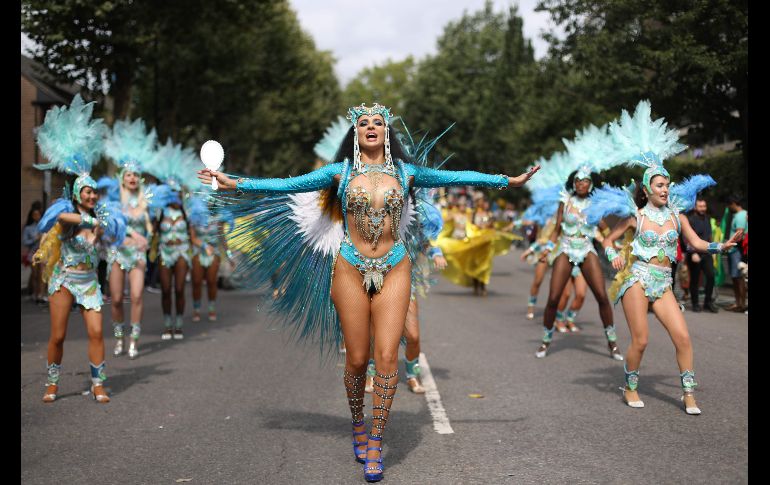 Bailarinas participan en el desfile del Carnaval de Notting Hill en Londres, Inglaterra. El festival callejero de dos días atrae a cerca de un millón de personas. AFP/D. Leal-Olivas