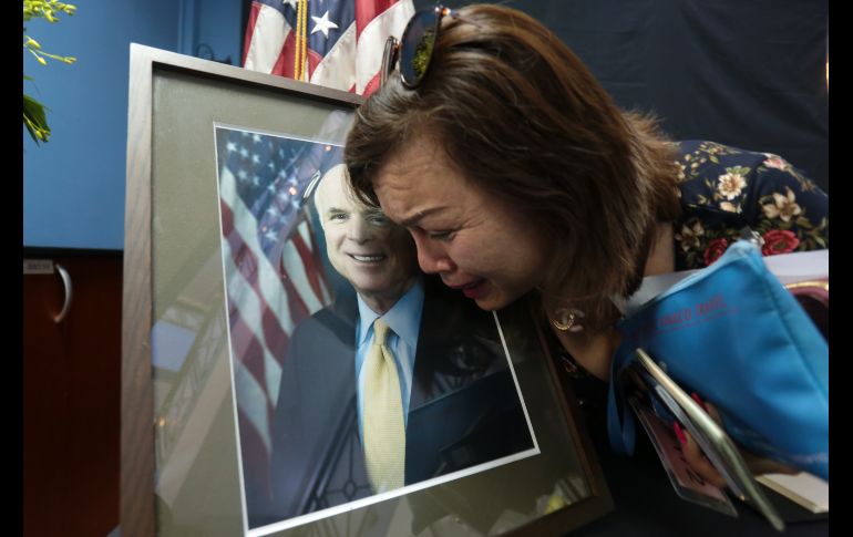Mai Tran, una estadounidense descendiente de vietnamitas, reacciona frente a un retrato del fallecido senador estadounidense John McCain, durante un tributo en la Embajada de Estados Unidos en Hanoi, Vietnam. AFP/N. Nguyen