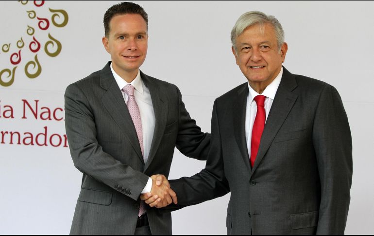 Manuel Velasco y López Obrador se saludaron previo a la reunión con los integrantes de la Conago. NTX / A. Monroy