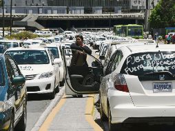 Chóferes del gremio de taxistas exigen que la empresa de transporte cumpla con las normativas vigentes. AFP