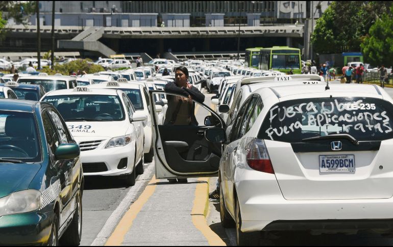 Chóferes del gremio de taxistas exigen que la empresa de transporte cumpla con las normativas vigentes. AFP