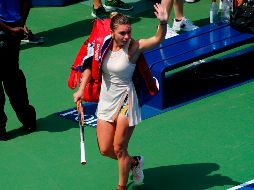 Simona Halep, que venía de ganar en Roland Garros y en Montreal, se despide del público. AFP/K. Betancur
